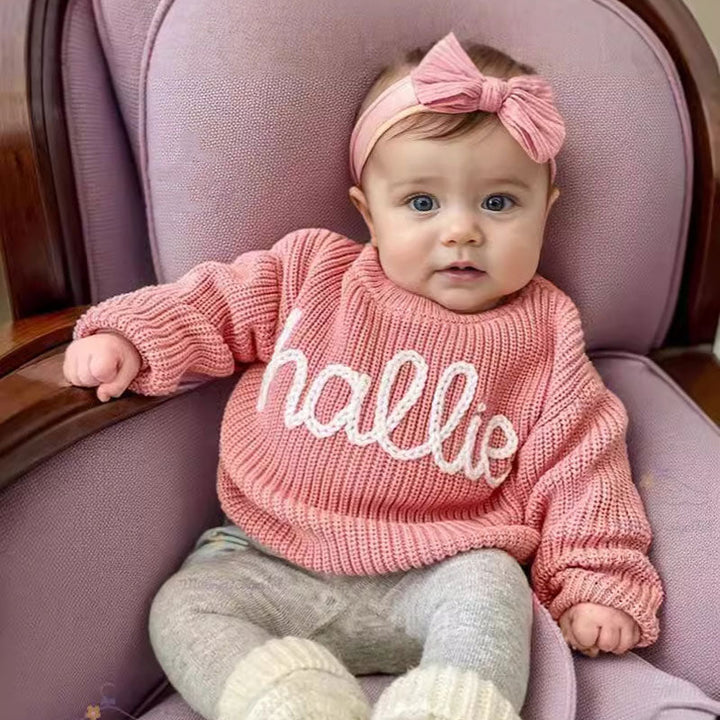 Personalisierter handgestickter Babypullover 