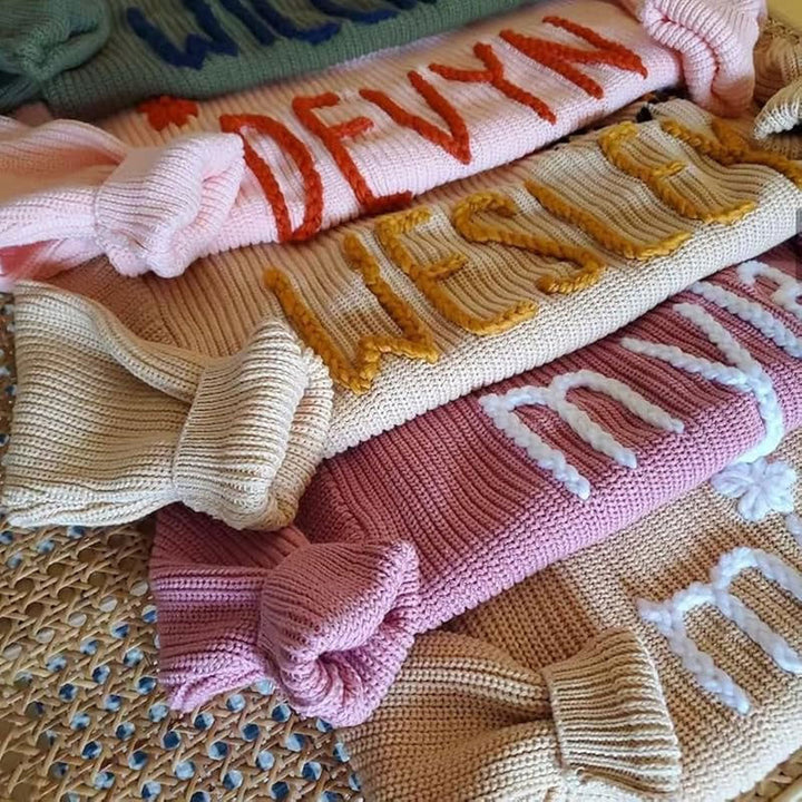 Personalisierter handgestickter Babypullover 