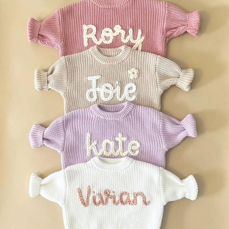 Personalisierter handgestickter Babypullover 