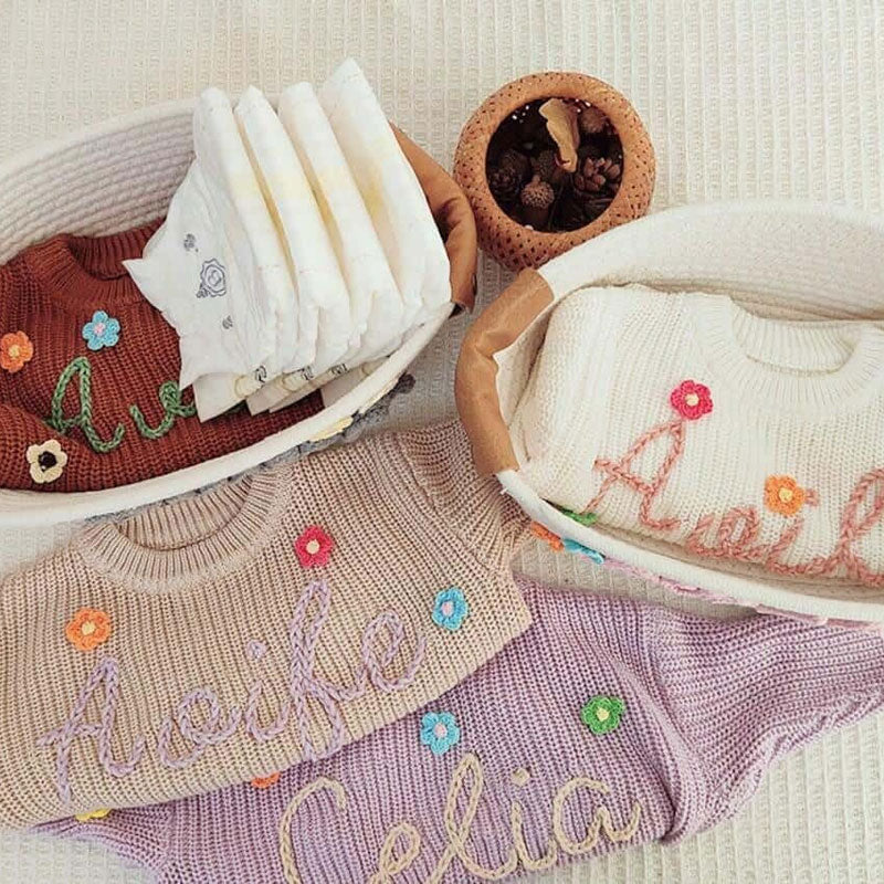 Personalisierter handgestickter Babypullover 
