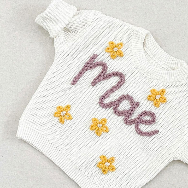 Personalisierter handgestickter Babypullover 