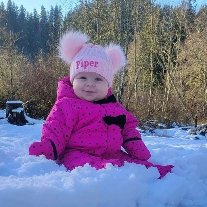 Personalisierte Kindermütze mit Bommel und Stickerei
